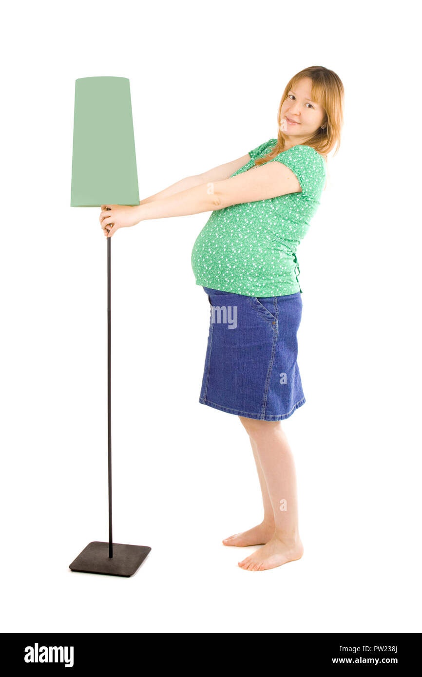 Jeune femme enceinte et lampe isolé sur fond blanc Banque D'Images