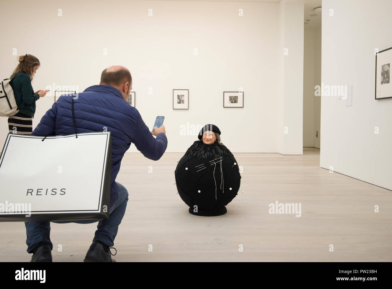 Saatchi Gallery, exposition Miroir Noir, Wendy Meyer après "Louise" Banque D'Images