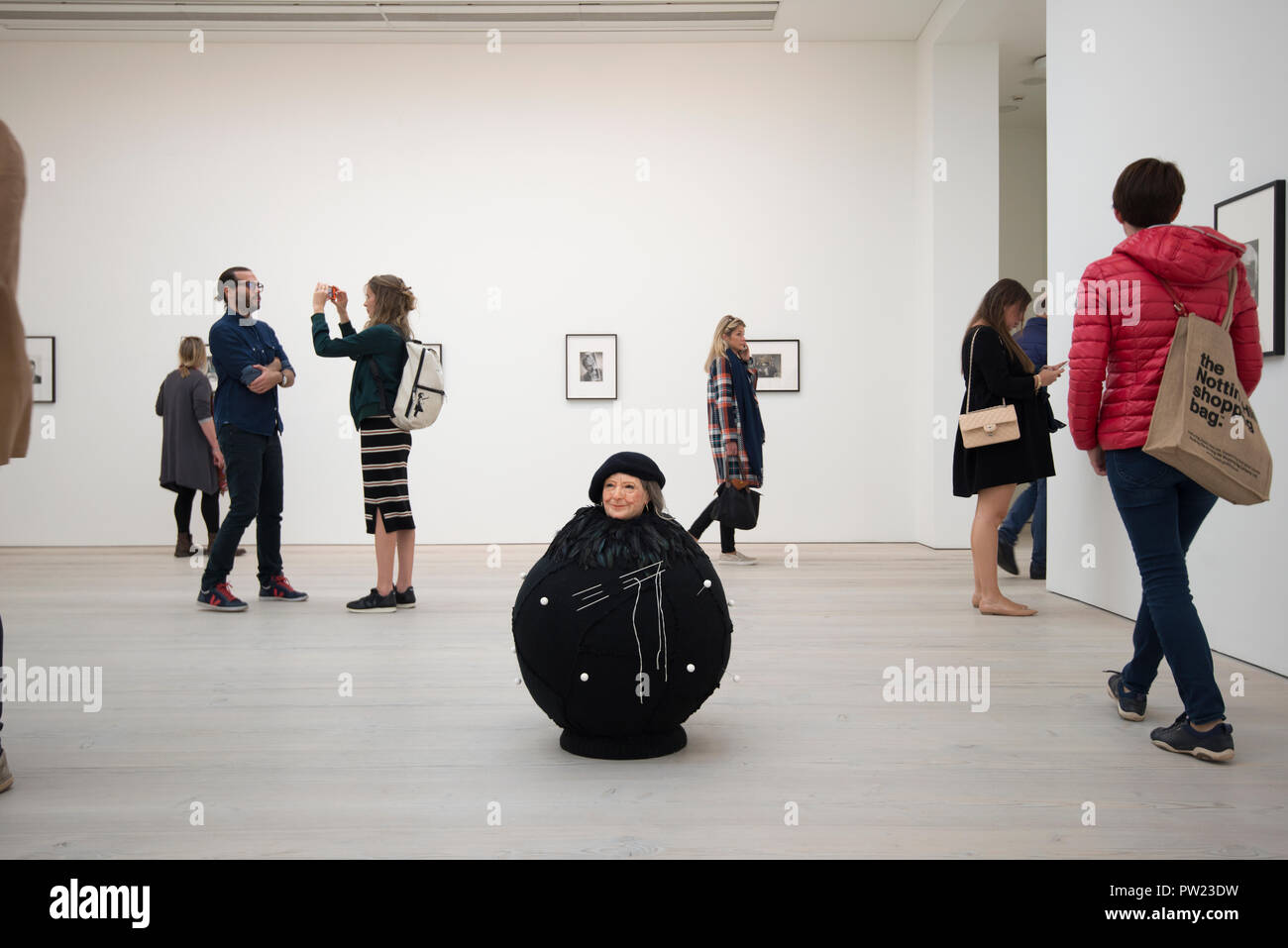 Saatchi Gallery, exposition Miroir Noir, Wendy Meyer après "Louise" Banque D'Images