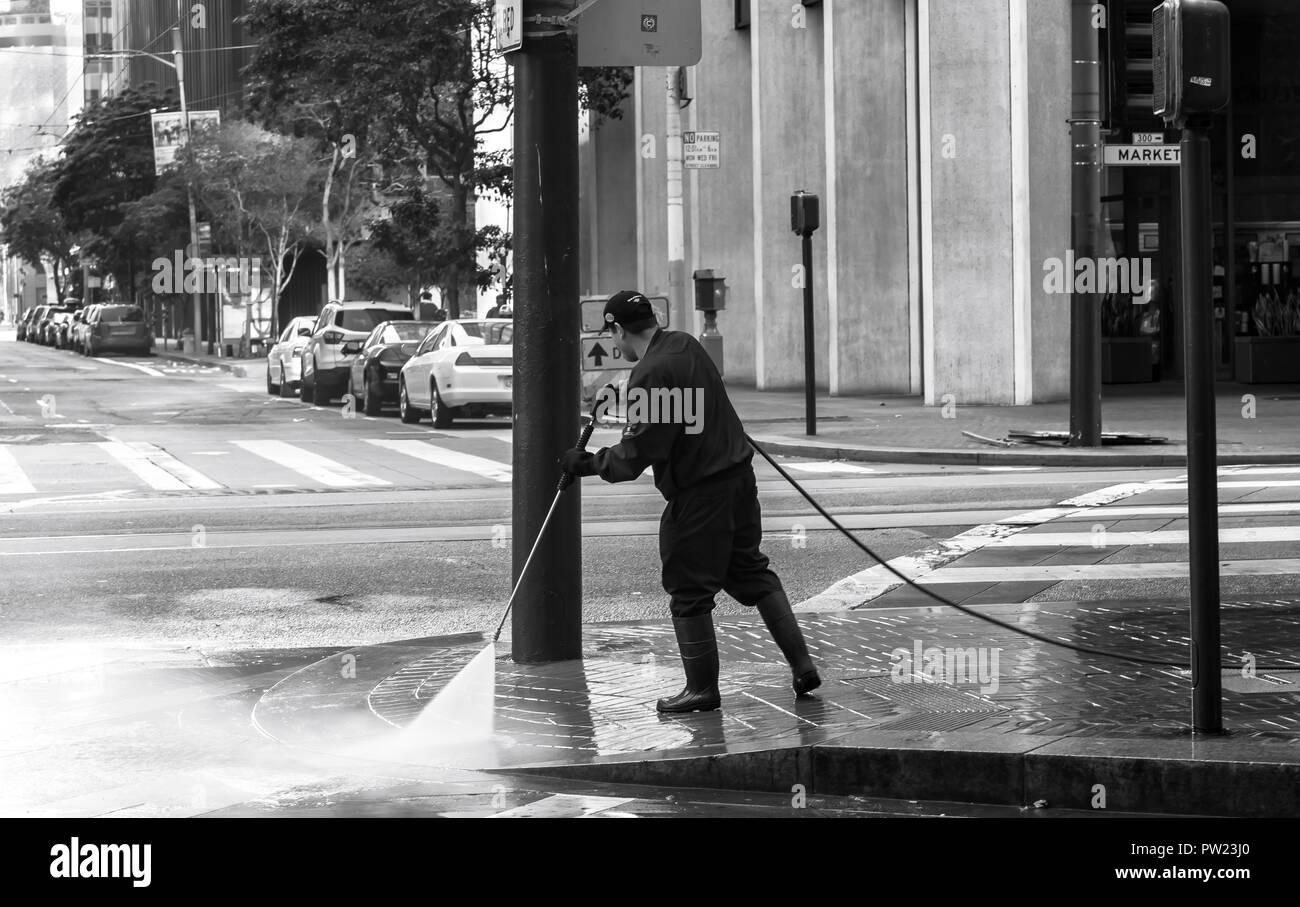 L'homme est de laver le trottoir de la rue le dimanche matin dans le centre-ville de San Francisco, California, United States Banque D'Images