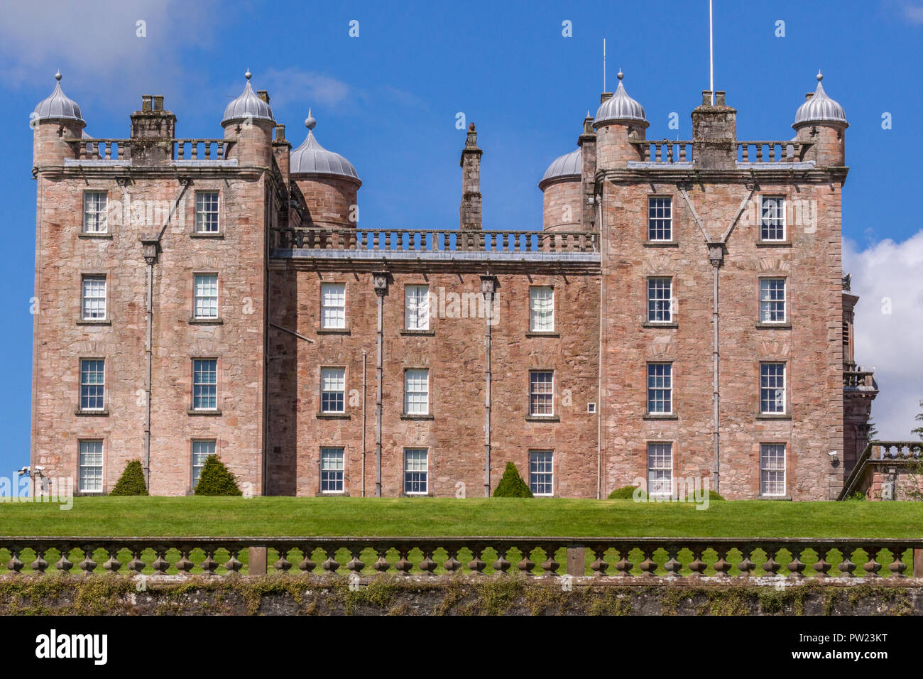 Holm de Drumlanrig, Scotland, UK - 18 juin 2012 : le côté de free standing pierre de sable rose Château de Drumlanrig sur son plateau supérieur sous ciel bleu. Gr Banque D'Images