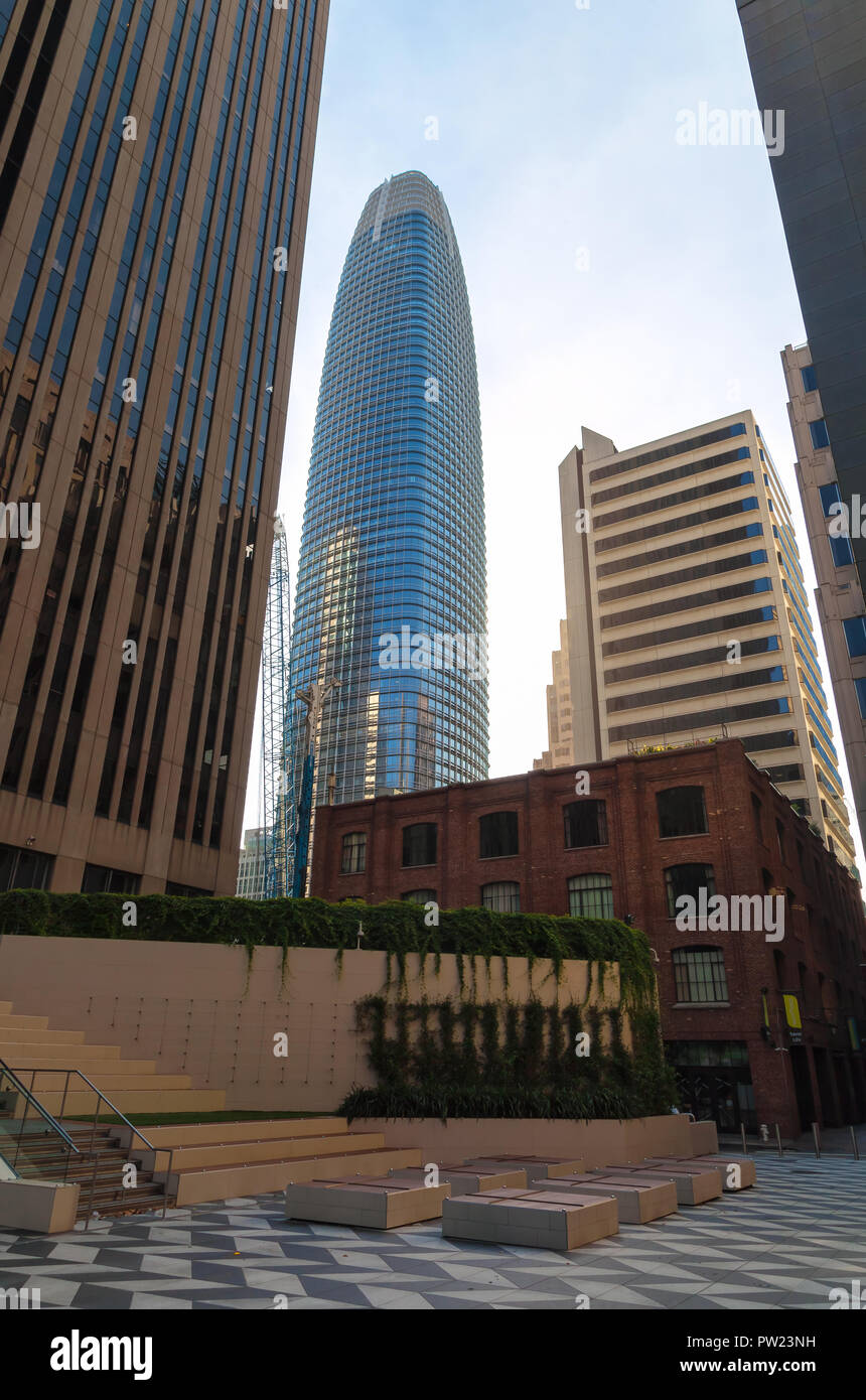 Tour de Salesforce, avec d'autres immeubles en hauteur au centre-ville de San Francisco, California, United States. Banque D'Images