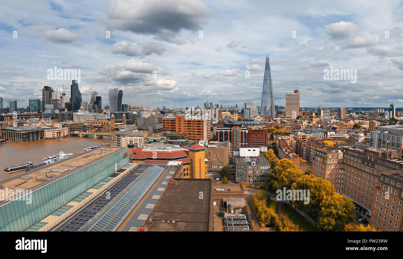 Vue panoramique vue aérienne avec le tesson, des gratte-ciel de la ville de Londres et toits de Londres sur un jour nuageux sombre en automne, tonique libre Banque D'Images