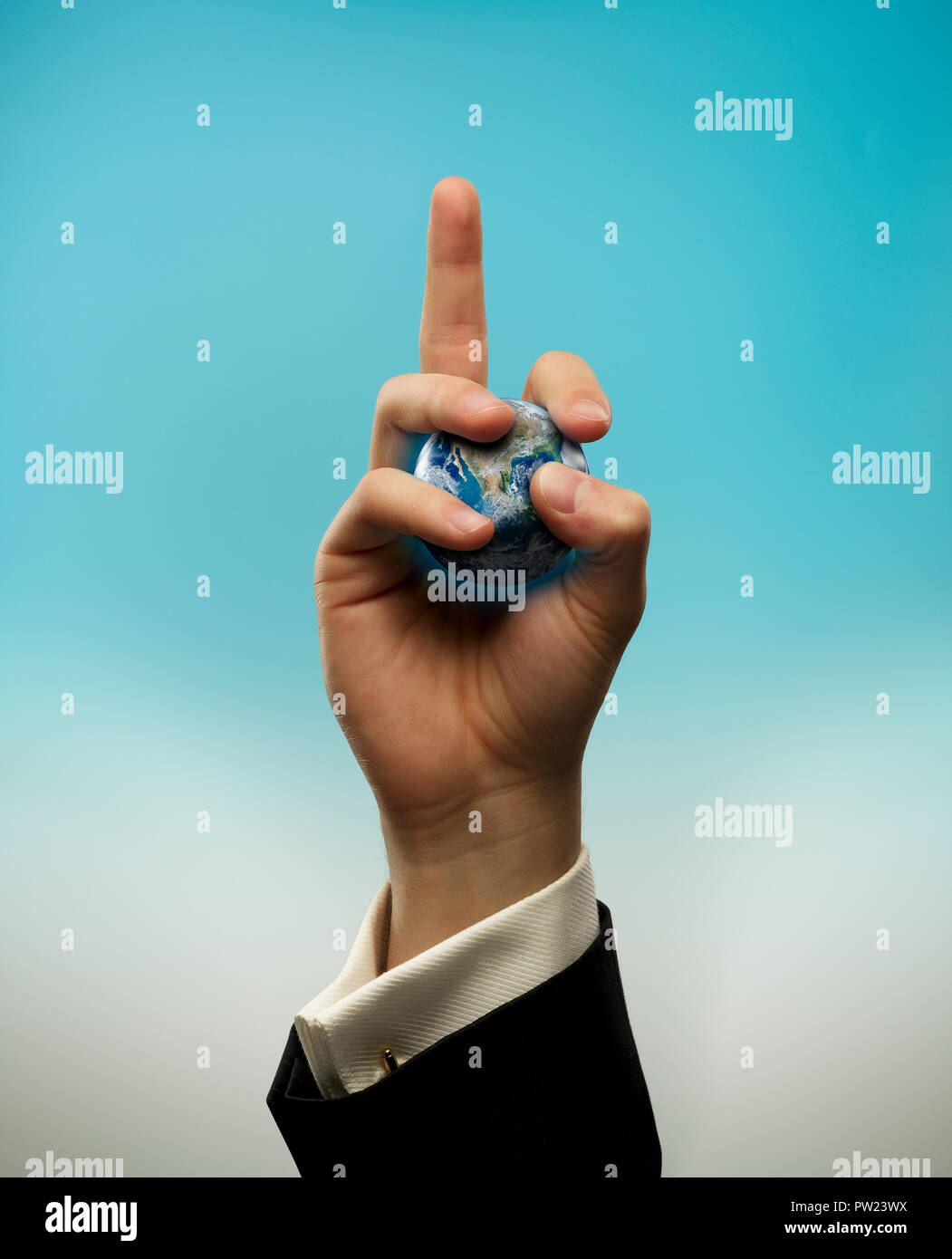 Concept une main de l'homme d'affaires avec Suit donnant le Finder et maintenant le monde en otage, de ne pas prendre soin de la planète, la surexploitation des ressources, Ove Banque D'Images