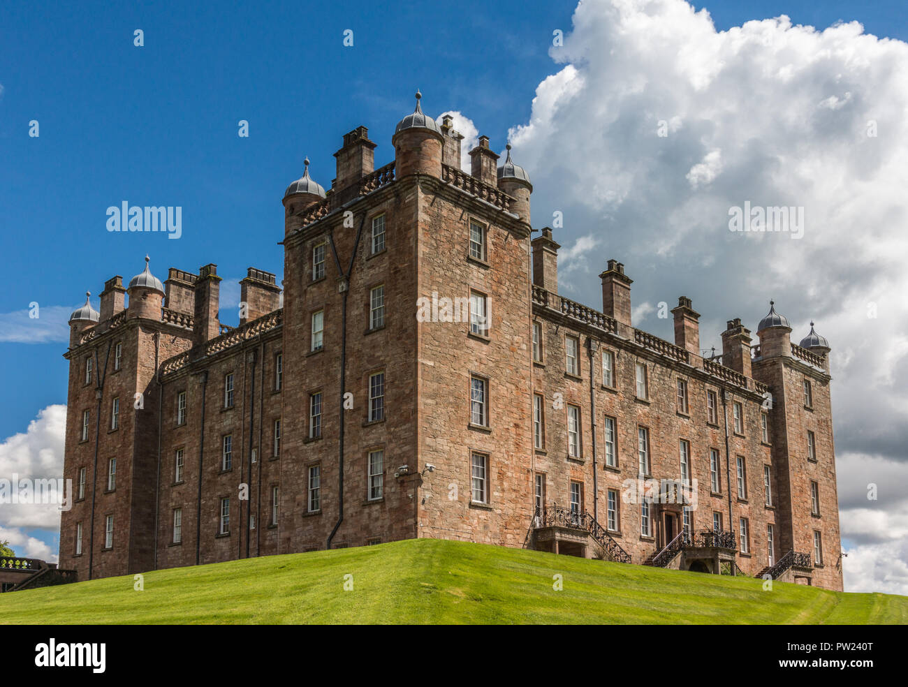 Holm de Drumlanrig, Scotland, UK - 18 juin 2012 : free standing pierre de sable rose Château de Drumlanrig sur son plateau supérieur sous ciel nuageux. Banque D'Images