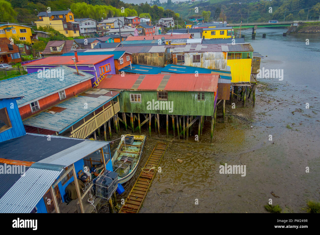 Au-dessus de beaux et maisons colorées sur pilotis palafitos à Castro, Ile de Chiloé Banque D'Images