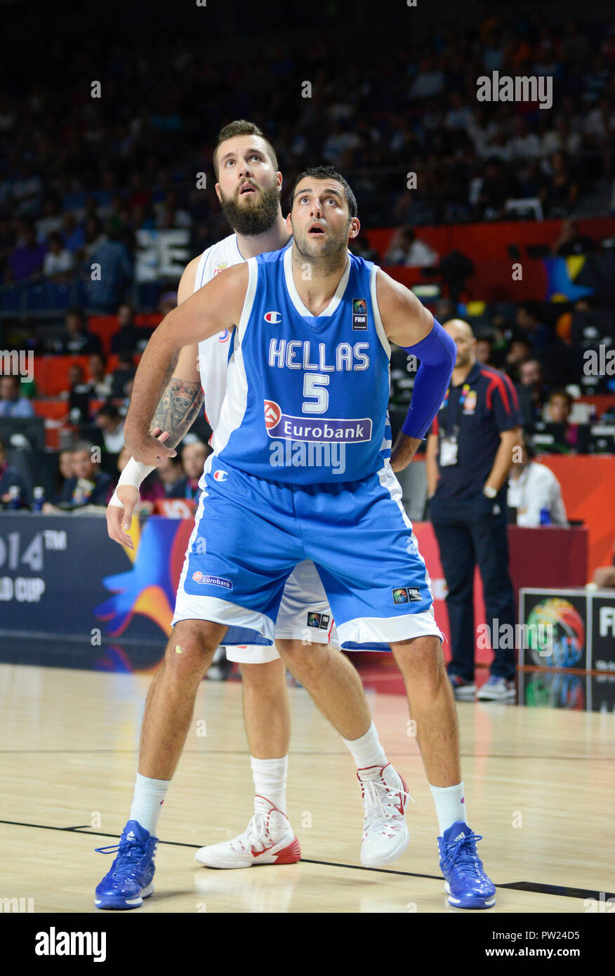 Ioannis Bourousis (Grèce) et Miroslav Raduljica (Serbie). Coupe du Monde de  Basket-ball FIBA Espagne 2014 Photo Stock - Alamy