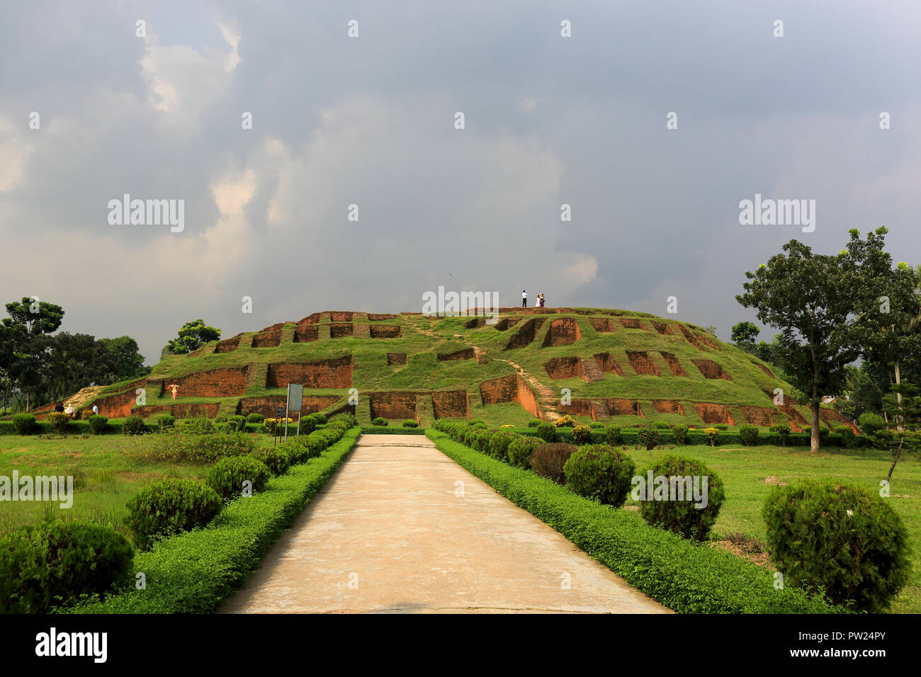 Gokul Medh un monticule excavé dans le village de Gokul en vertu de l'upazila de Bogra Sadar, à environ deux kilomètres au sud-ouest de Mahasthangarh citadelle. Il est populairement connu Banque D'Images