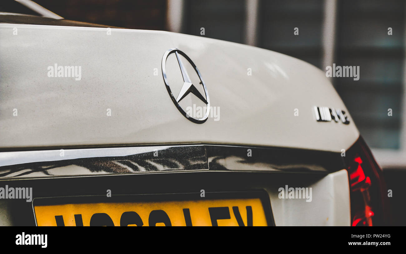 Un badge Mercedes-Benz chrome Banque D'Images