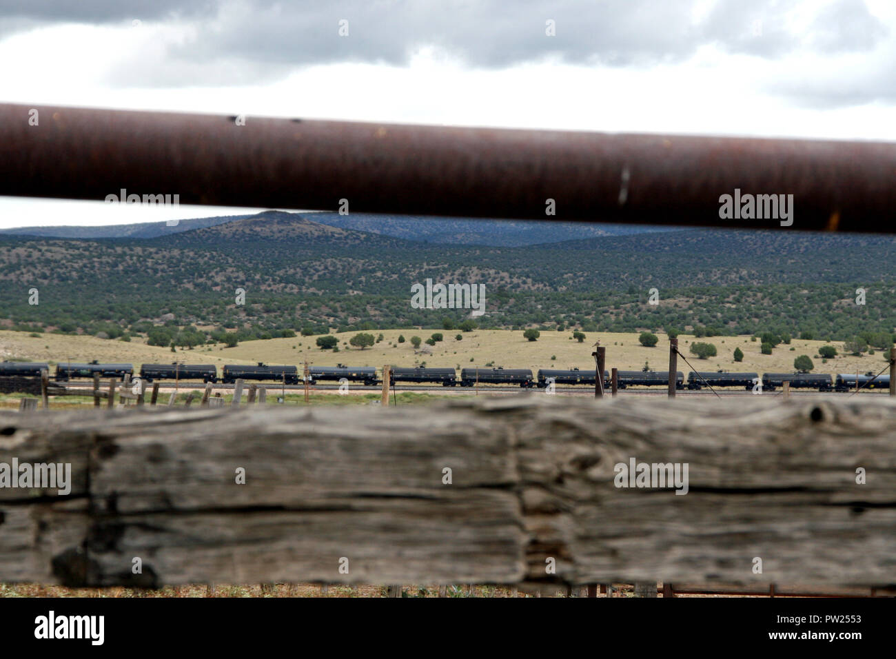 Regarder les cartes entre les rails de chemin de fer clôture en Arizona high desert country side Banque D'Images