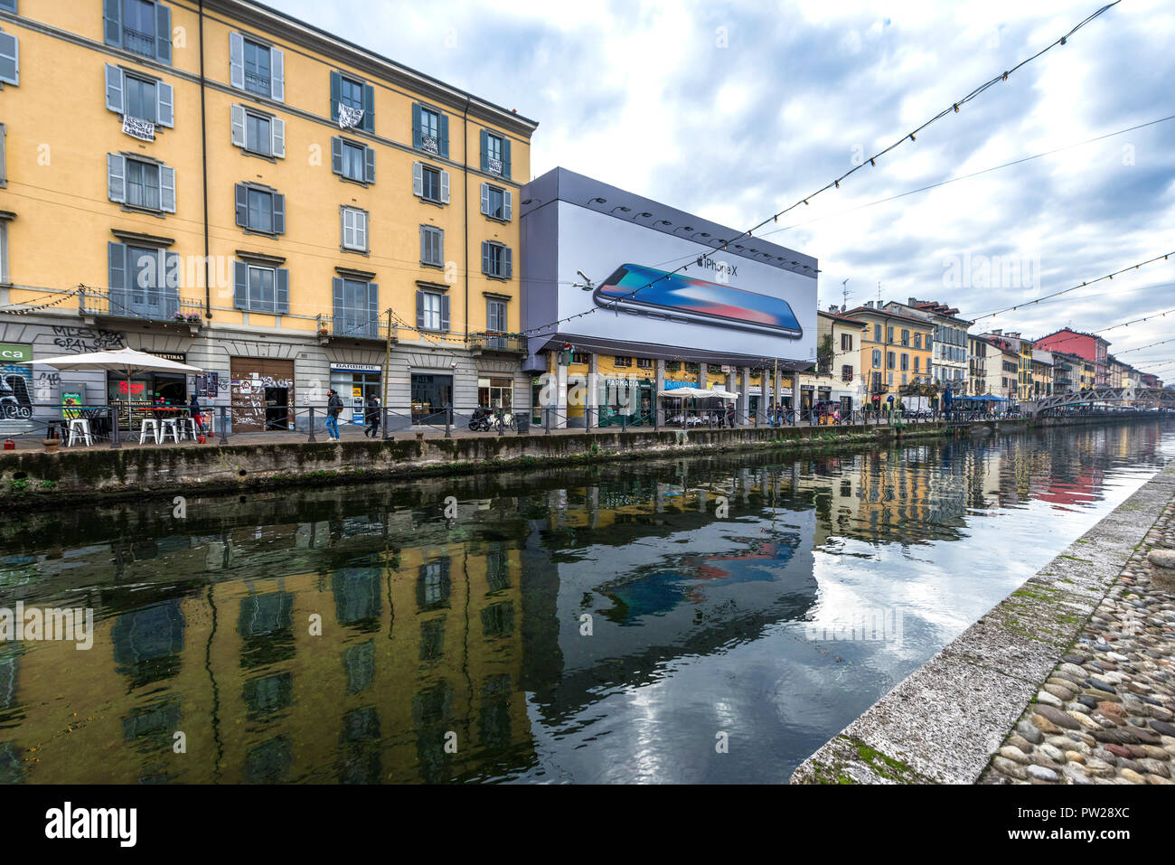 Réflexions à canal Naviglio Grande à Milan, Italie Banque D'Images