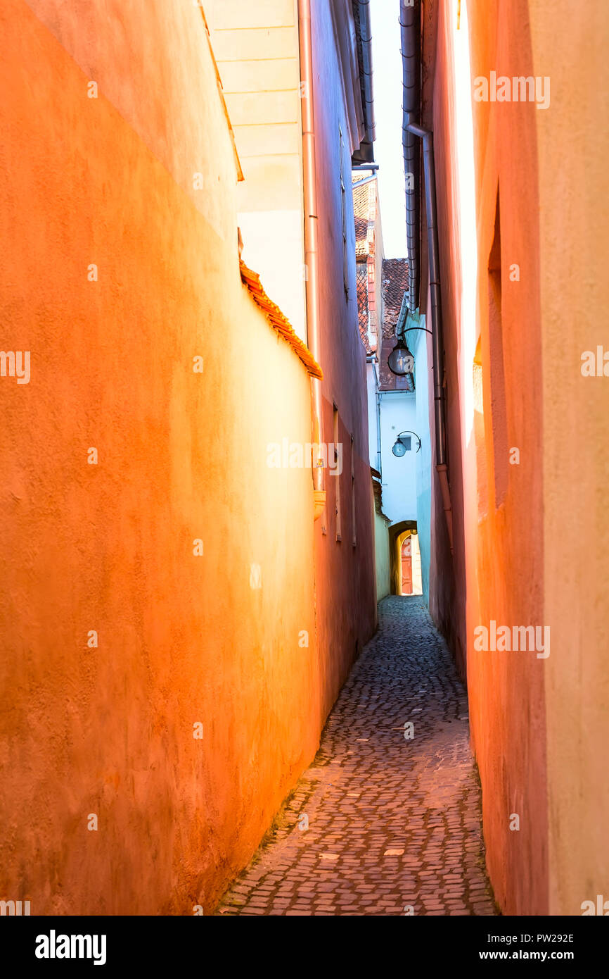 La rue Strada Sforii chaîne ou est la plus étroite rue de la ville de Brasov, Roumanie Banque D'Images