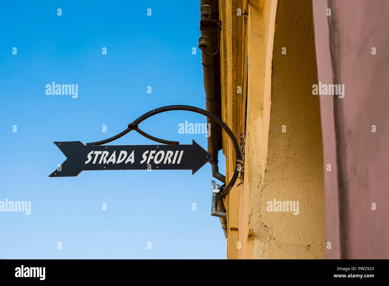 Brasov, Roumanie - Mars 24, 2015 : Signost de Strada Sforii ou String Street, la rue la plus étroite de la ville de Brasov Banque D'Images