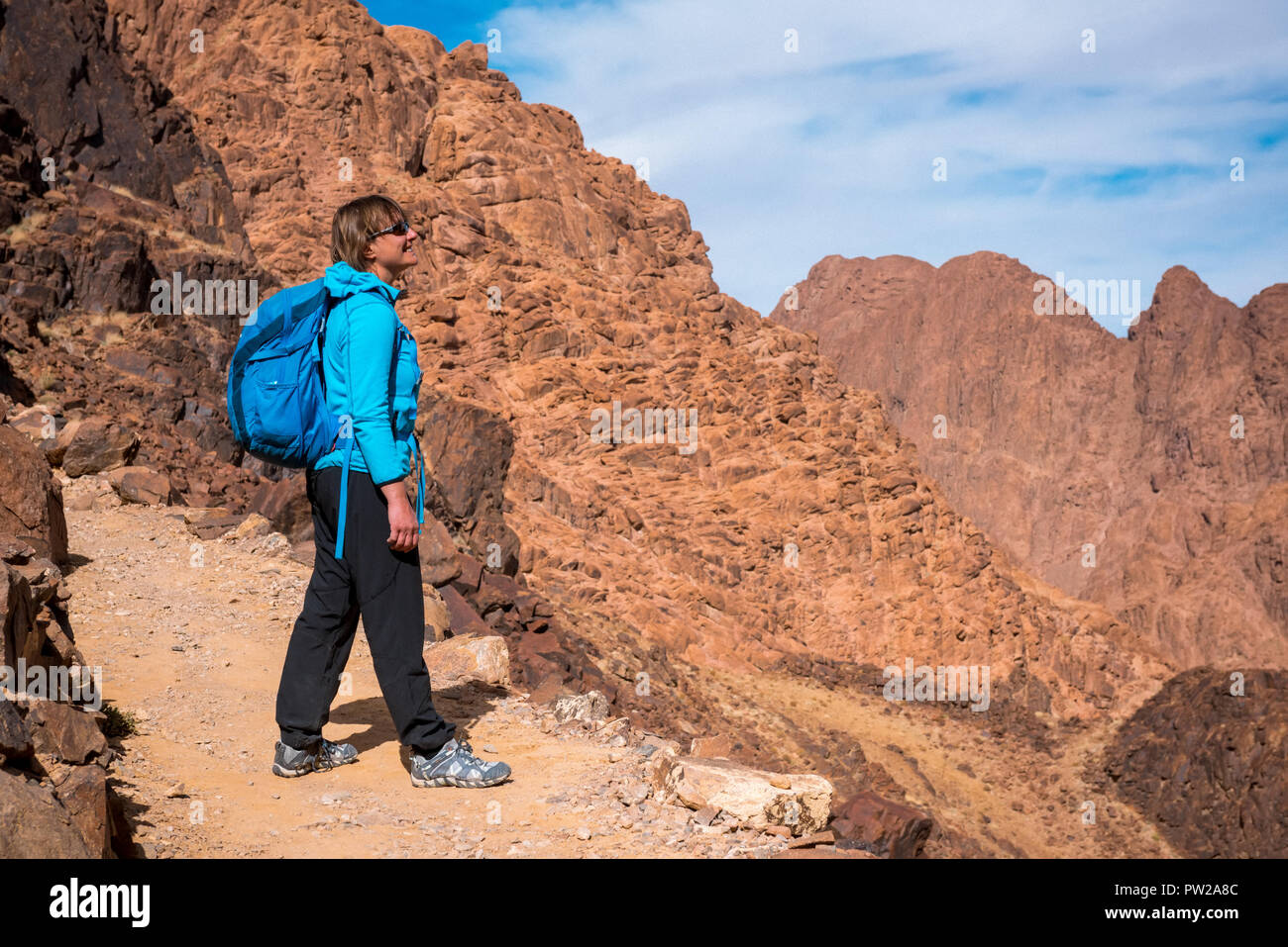 Femme Hiker with backpack profitez d'afficher dans le désert Banque D'Images