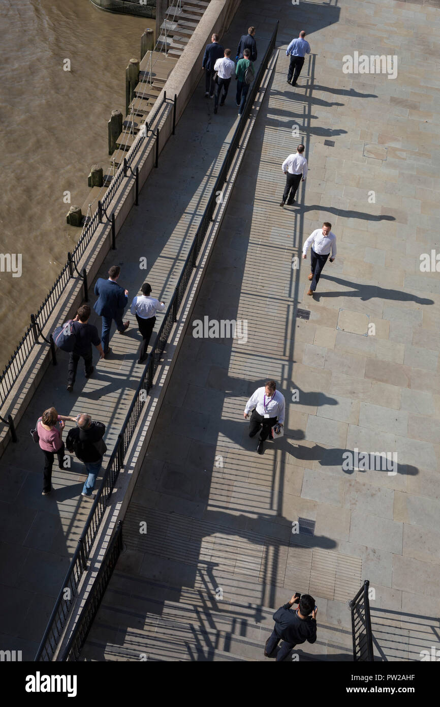 Une vue aérienne de Londoniens marcher dans l'ombre de poissonniers Quai Hall dans la ville de Londres, le 10 octobre 2018, à Londres, en Angleterre. Banque D'Images