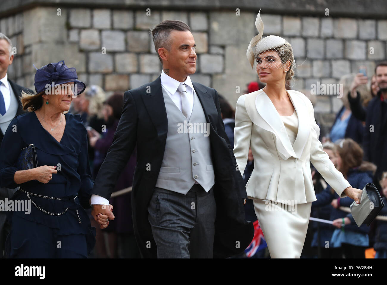 Gwen Field, Robbie Williams et Ayda Field arriver en avance sur le mariage de la princesse Eugénie à Jack Brooksbank à la Chapelle St George dans le château de Windsor. Banque D'Images