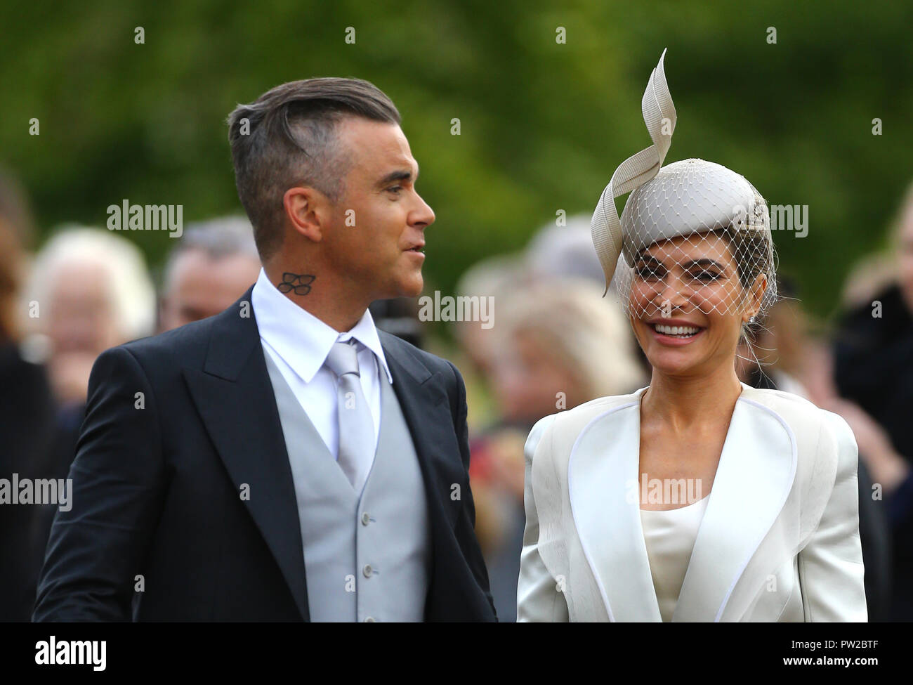 Robbie Williams et Ayda Field arriver en avance sur le mariage de la princesse Eugénie à Jack Brooksbank à la Chapelle St George du château de Windsor Banque D'Images