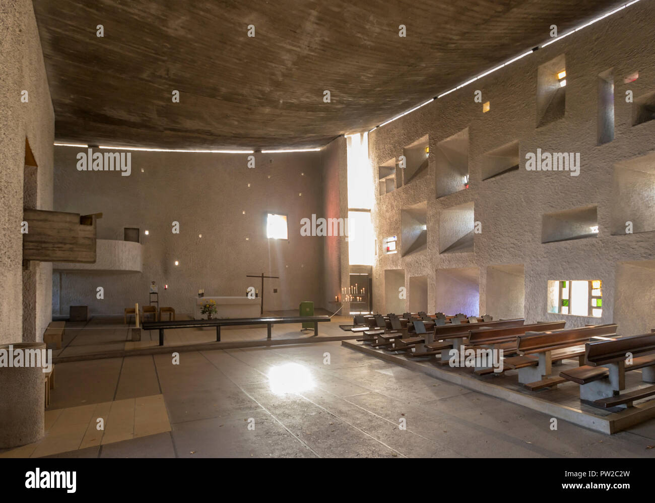 Vue de l'intérieur de la chapelle Notre-Dame du haut, à Ronchamp, France, par l'architecte Le Corbusier, terminé en 1955. Banque D'Images