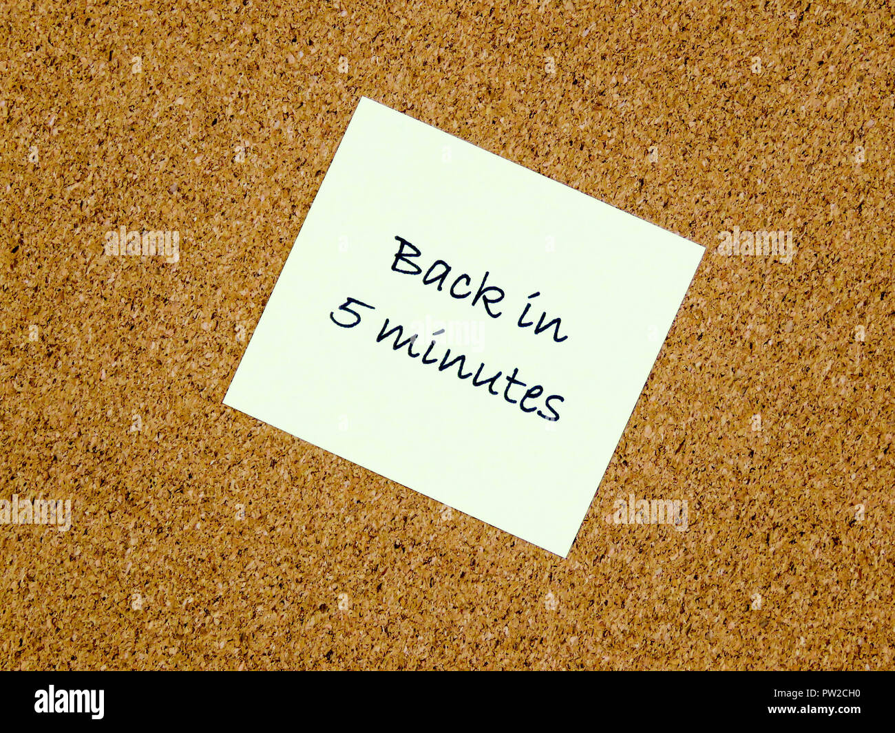 Un Post It Jaune Avec Retour Dans 5 Minutes Ecrit Dessus Sur Un Arriere Plan Du Panneau En Liege Photo Stock Alamy