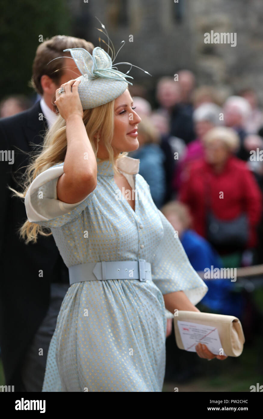 Ellie Goulding arrive en avance sur le mariage de la princesse Eugénie à Jack Brooksbank à la Chapelle St George du château de Windsor Banque D'Images
