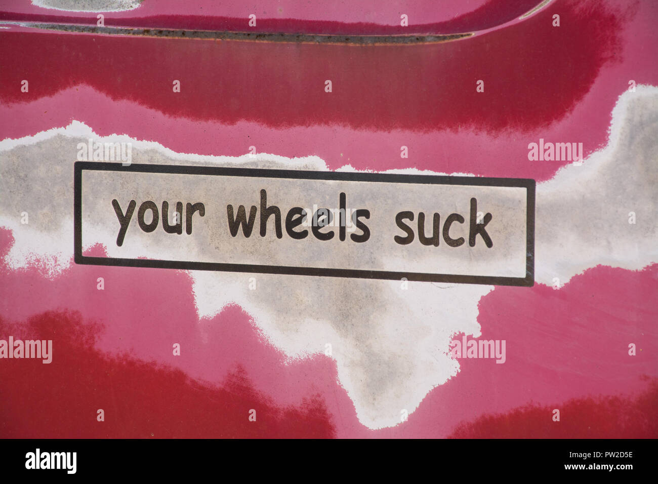 Amusant humour funny car sticker lecture vos roues sucer un van de couleur Banque D'Images