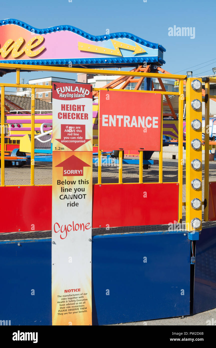 Tableau hauteur à côté du parc d'Cyclone ride dans Funland amusement park à Hayling Island, Hampshire, Royaume-Uni Banque D'Images