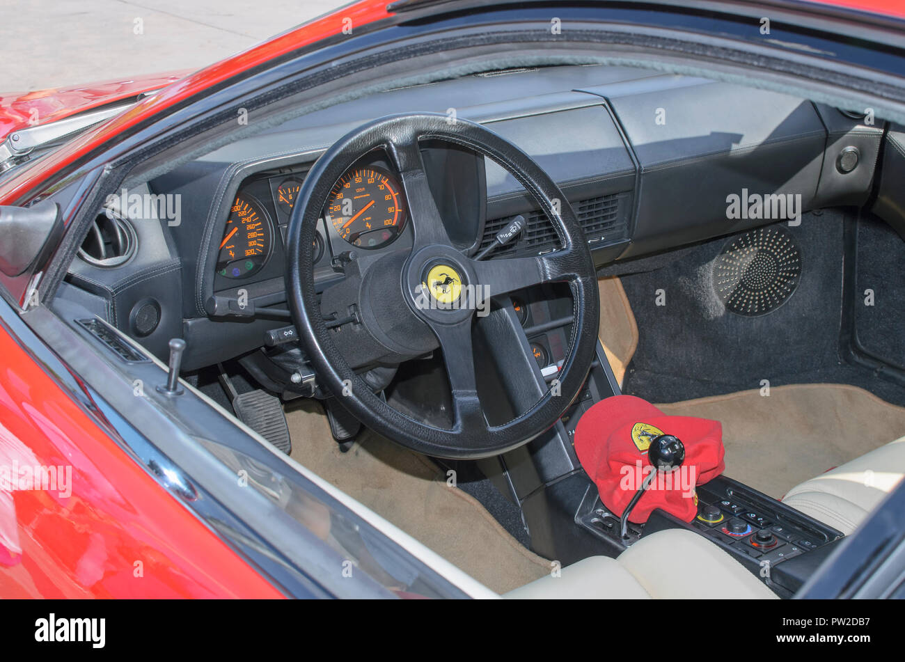 Réunion de spectaculaires voitures Ferrari, lors de la fête patronale des festivals de Torrejon de Ardoz (Madrid - Espagne). Tableau de bord de Ferrari Testarossa Banque D'Images