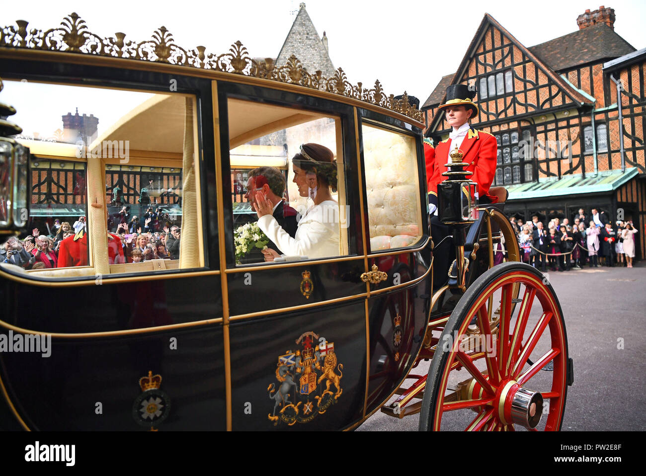 La princesse Eugénie et son mari Jack Brooksbank billet dans l'entraîneur de l'État écossais au début de leur transport procession après leur mariage à la Chapelle St George, le château de Windsor. Banque D'Images