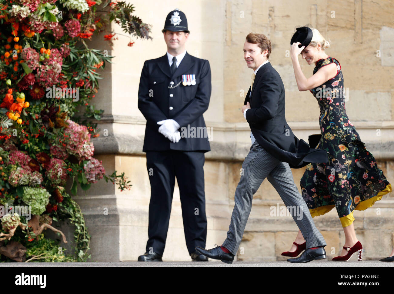 Singer-songwriter James Blunt arrive avec sa femme Sofia Wellesley pour assister au mariage de la princesse Eugénie à Jack Brooksbank à la Chapelle St George dans le château de Windsor. Banque D'Images