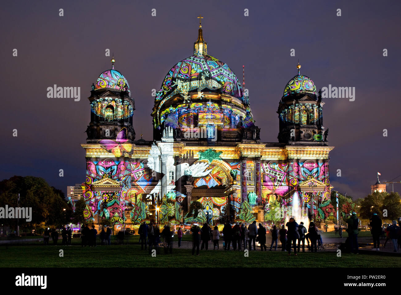 Berlin, Allemagne : Berliner Dome éclairé par des images hautes en couleur lors de la célèbre fête des Lumières. Banque D'Images