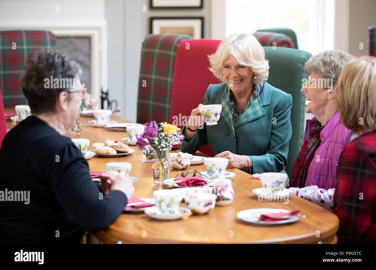 La duchesse de Cornouailles, connu sous le nom de Duchesse de Rothesay en Ecosse, a thé du matin avec les membres de la communauté locale au cours de sa visite à la duc de Rothesay Highland Games Pavilion à Braemar, l'Aberdeenshire. Banque D'Images