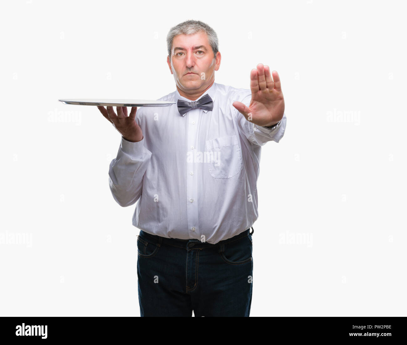 Beau garçon senior man holding silver tray sur fond isolé avec main ouverte faisant stop avec de sérieux et de confiance, la défense de l'expression Banque D'Images