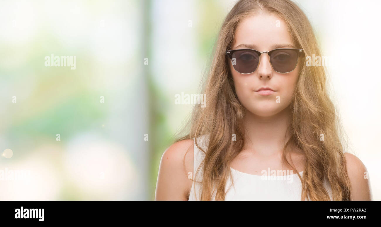 Jeune femme blonde portant des lunettes avec expression grave sur le  visage. Simple et naturelle à la recherche de l'appareil photo Photo Stock  - Alamy