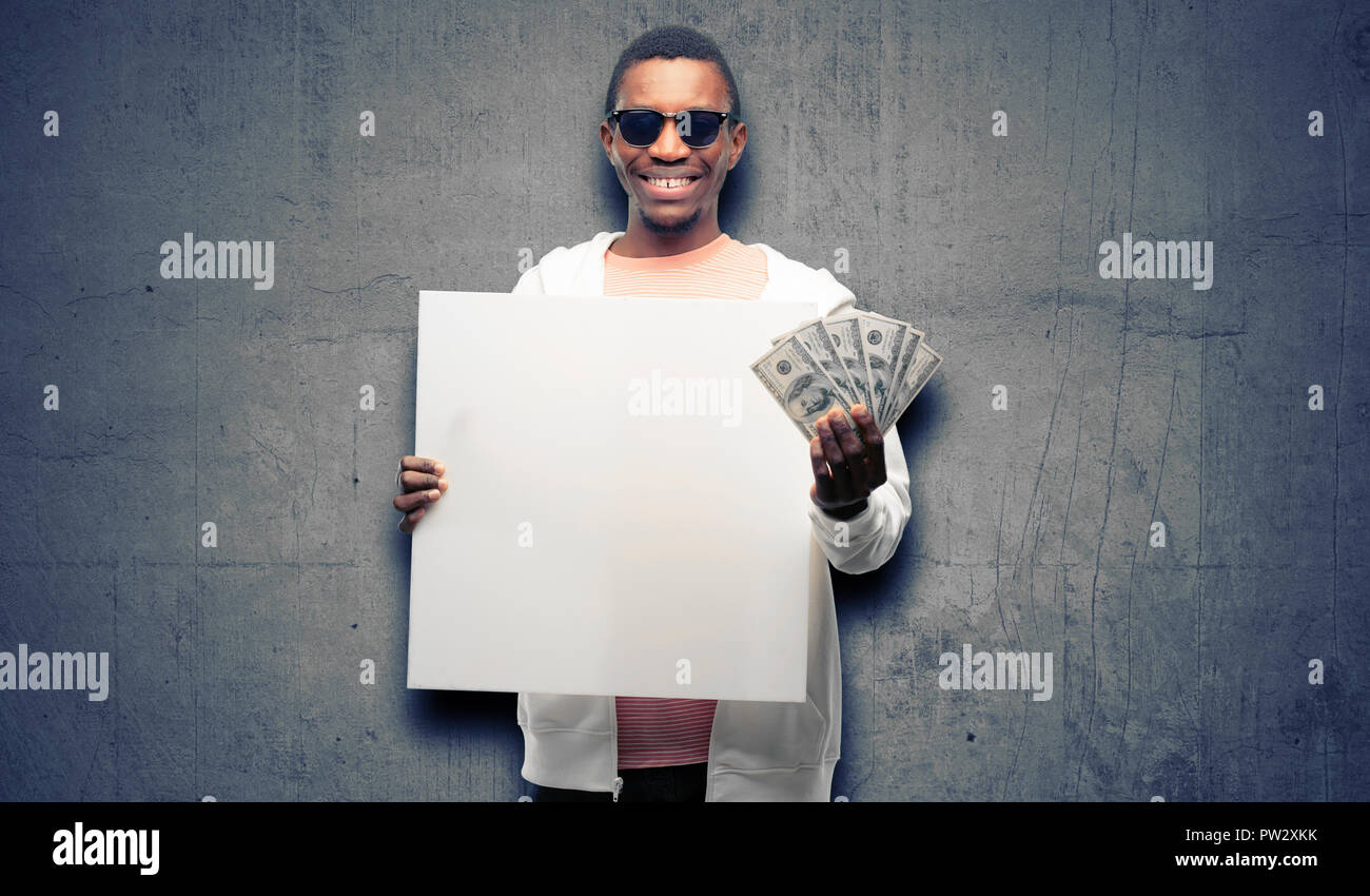 African man holding dollar bank note holding blank bandeau publicitaire, bonne affiche pour votre annonce, offre ou annonce, grand panneau de papier Banque D'Images
