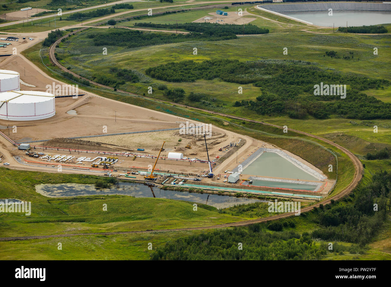 Vue aérienne de la construction de réservoirs de stockage de pétrole ferme près de Hardisty, en Alberta. Banque D'Images