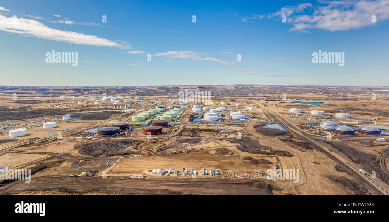 Vue aérienne de la ferme de réservoirs de stockage de produits pétroliers près de Hardisty, en Alberta. Banque D'Images