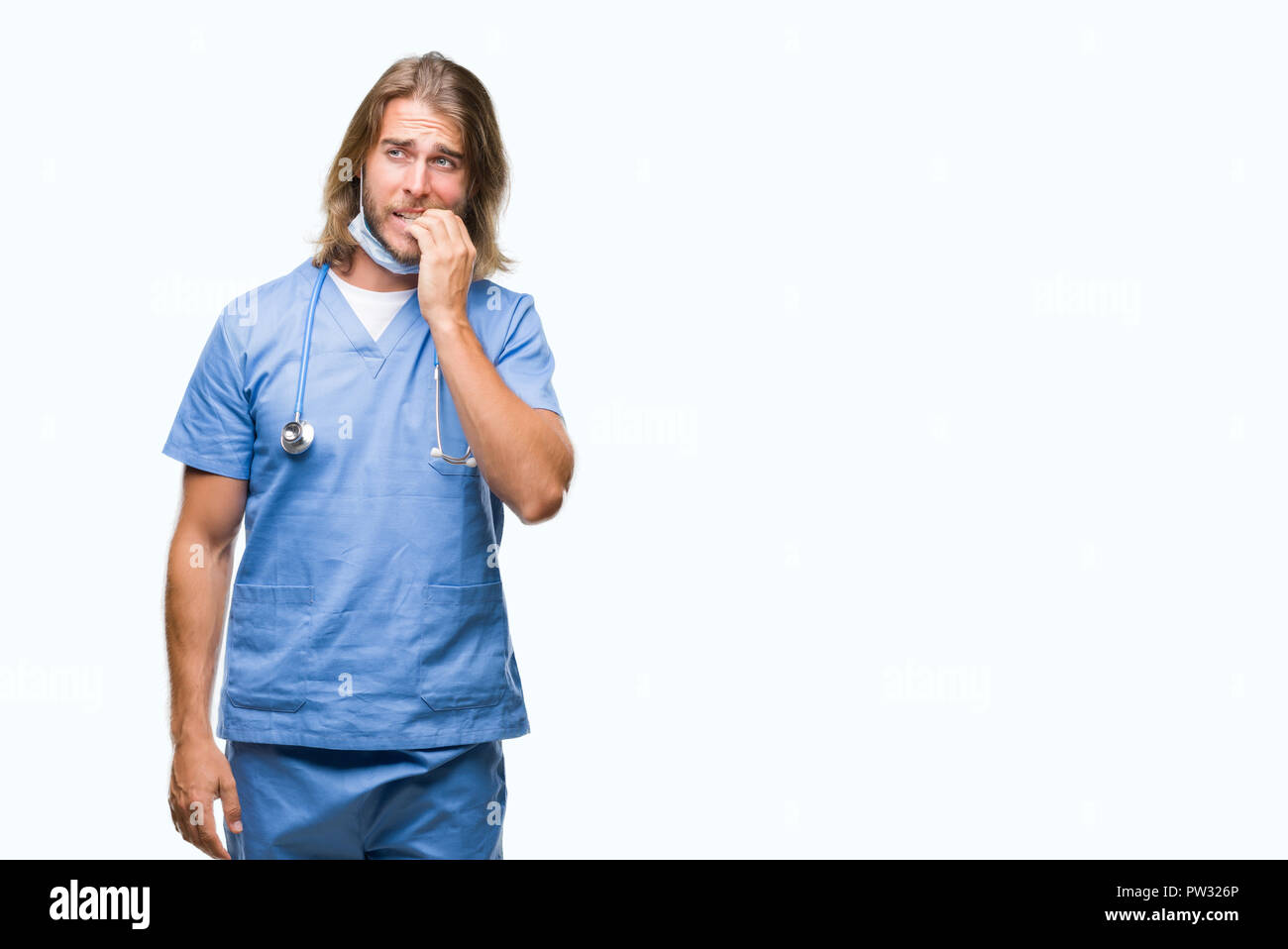 Beau jeune homme médecin aux cheveux longs sur fond isolé à souligné et nerveux avec les mains sur la bouche de mordre les ongles. Problème d'anxiété. Banque D'Images