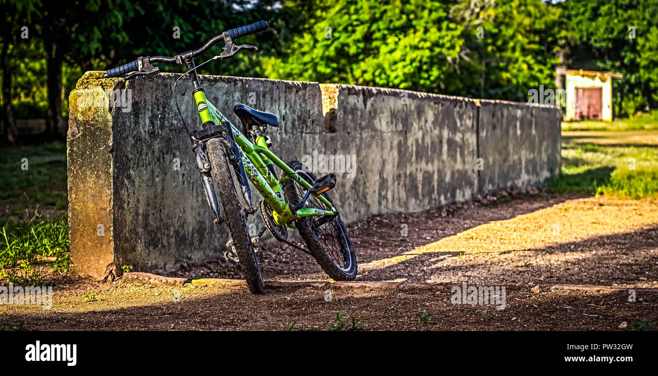 Vélo couché vélo qui atteint presque son propriétaire Banque D'Images