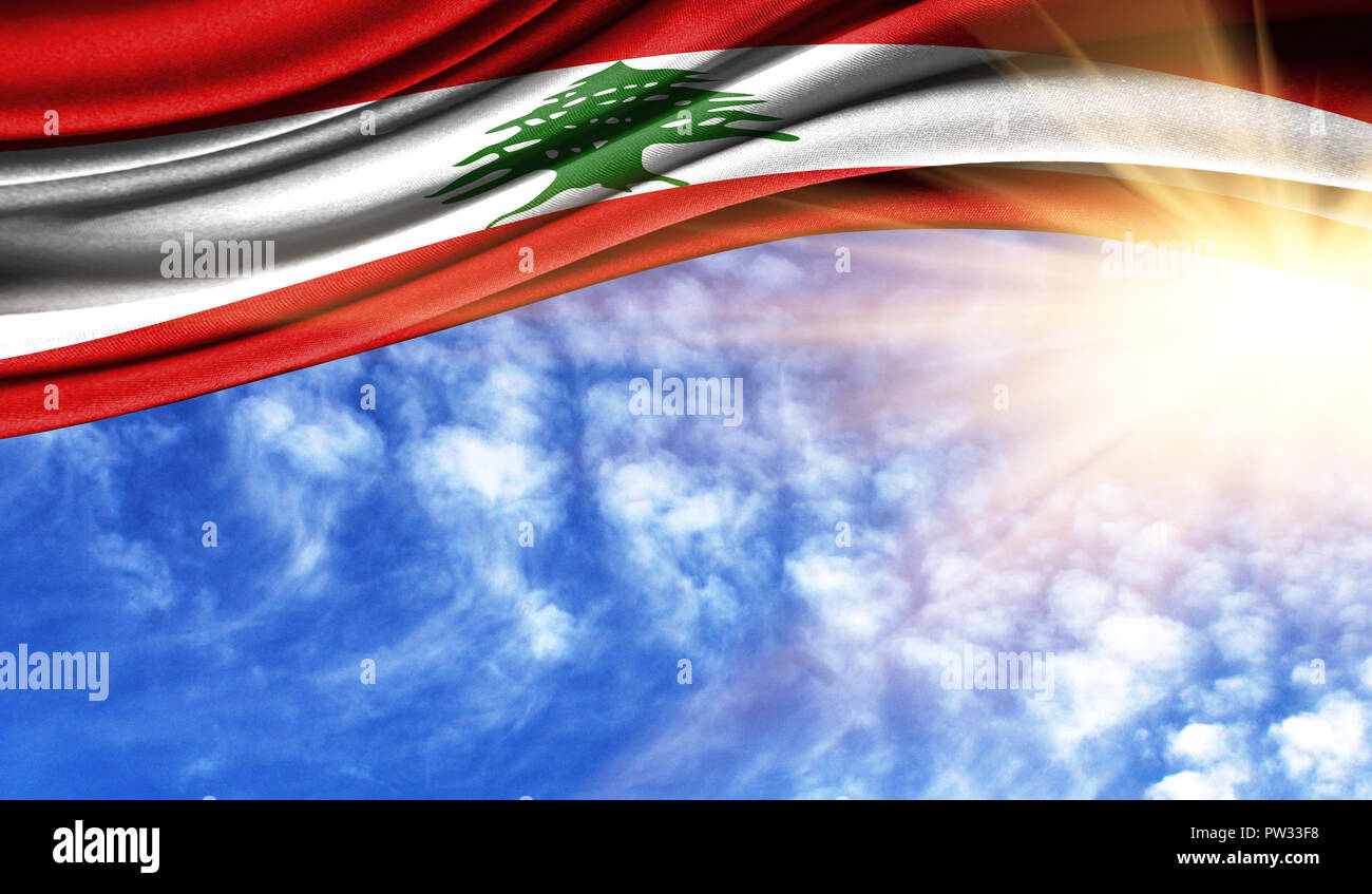 Le drapeau du Liban dans les rayons du soleil de l'été, dans le ciel, la photographie a un bon endroit pour votre texte. Banque D'Images