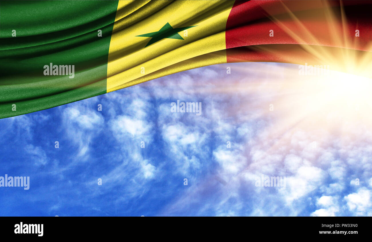 Le drapeau du Sénégal dans les rayons du soleil de l'été, dans le ciel, la photographie a un bon endroit pour votre texte. Banque D'Images