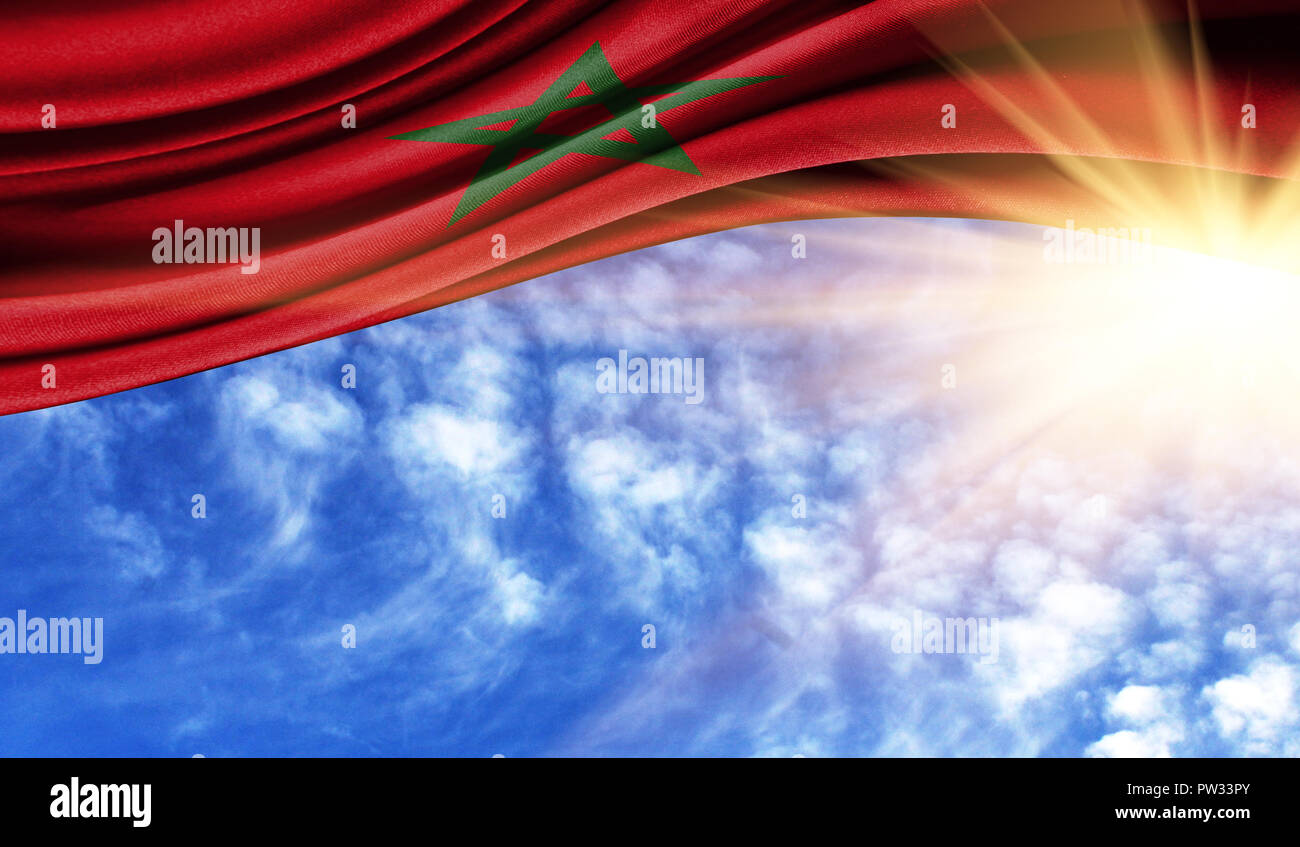 Le drapeau du Maroc dans les rayons du soleil de l'été, dans le ciel, la photographie a un bon endroit pour votre texte. Banque D'Images