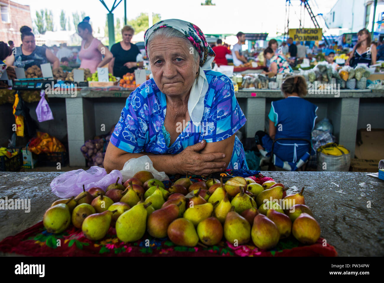 Femme vendant des pommes sur un marché local, Tiraspol, république de Transnistrie, en Moldavie Banque D'Images