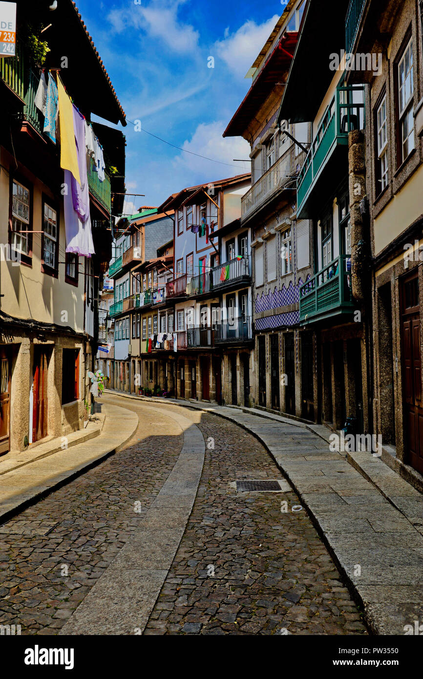 Une scène de rue l'après-midi dans la belle ville médiévale de Guimaraes, dans le Nord du Portugal. Banque D'Images