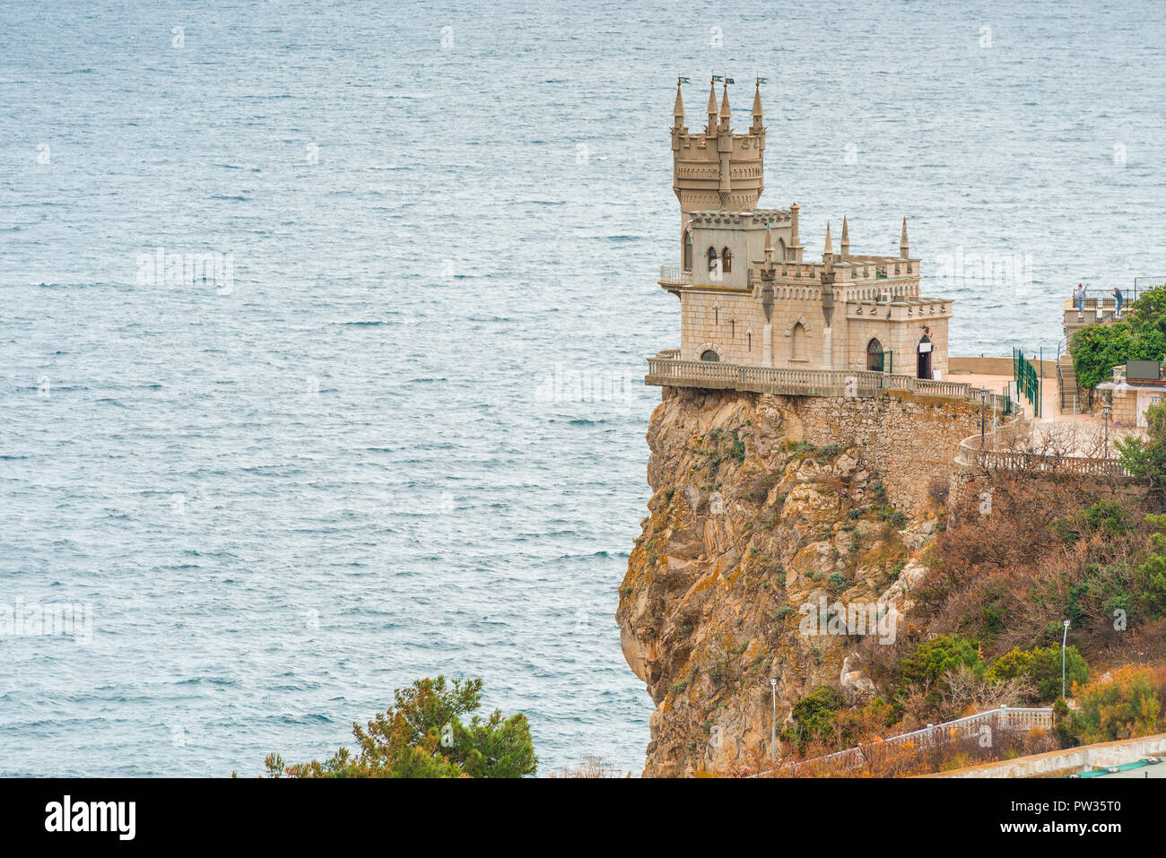 Vue sur le monument de la Crimée - Swallow's Nest sur le bord d'une falaise dans le contexte de la mer, la Russie Banque D'Images