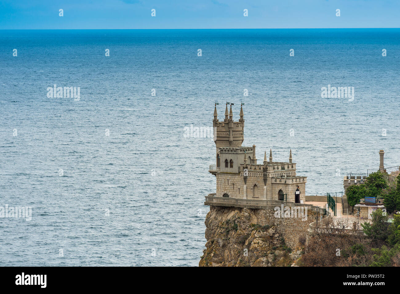 Swallow's Nest sur le bord d'une falaise dans le contexte de la mer, vue sur le monument de la Crimée - Russie Banque D'Images