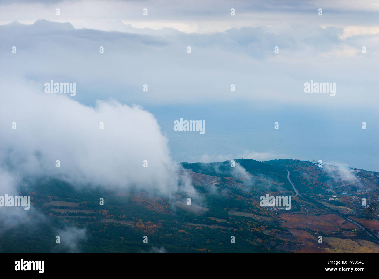 La vallée et la mer sous les nuages, la vue de la hauteur Banque D'Images