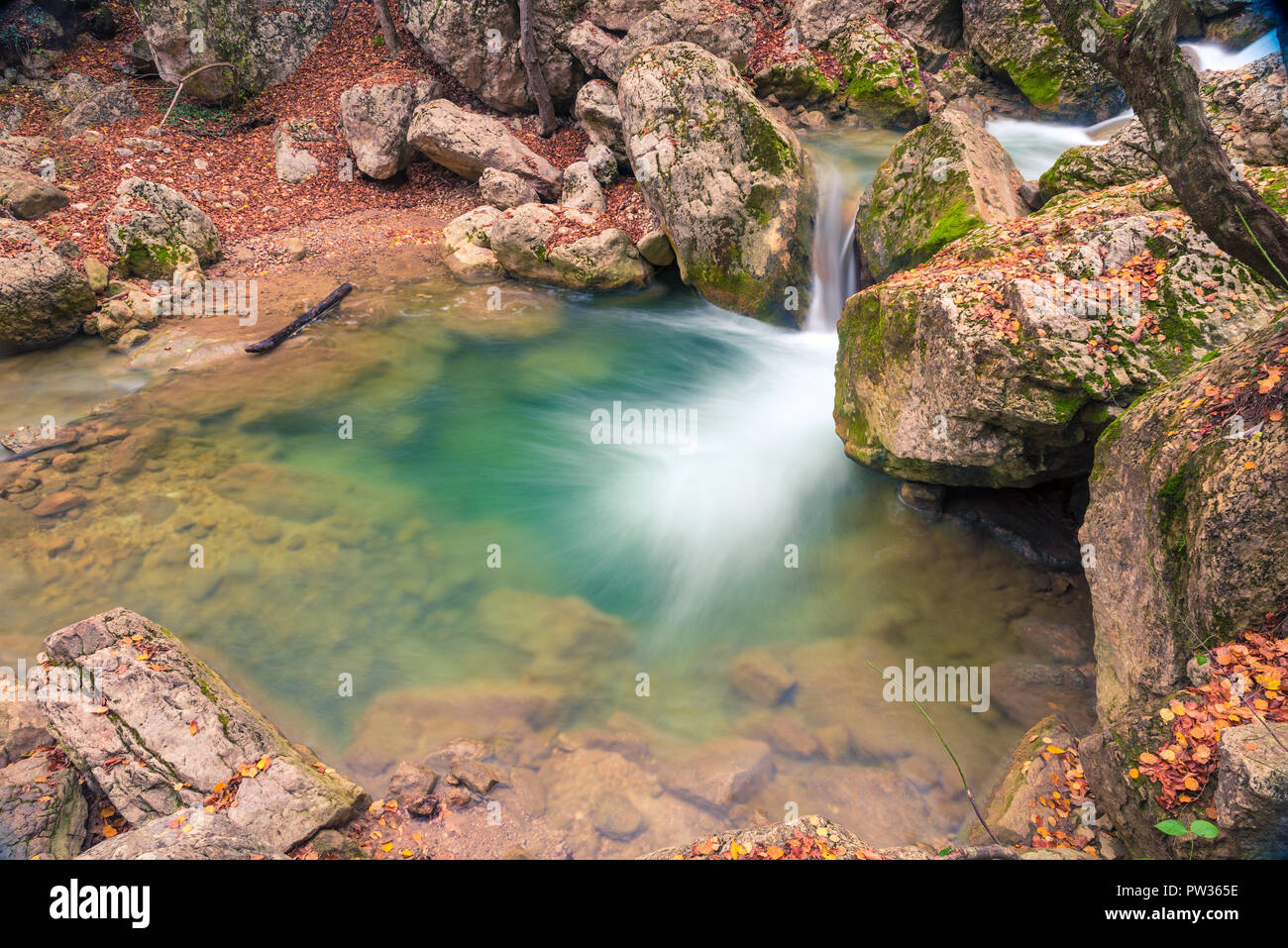 Paysages charmant - couler de l'eau, les grosses pierres dans les montagnes Banque D'Images