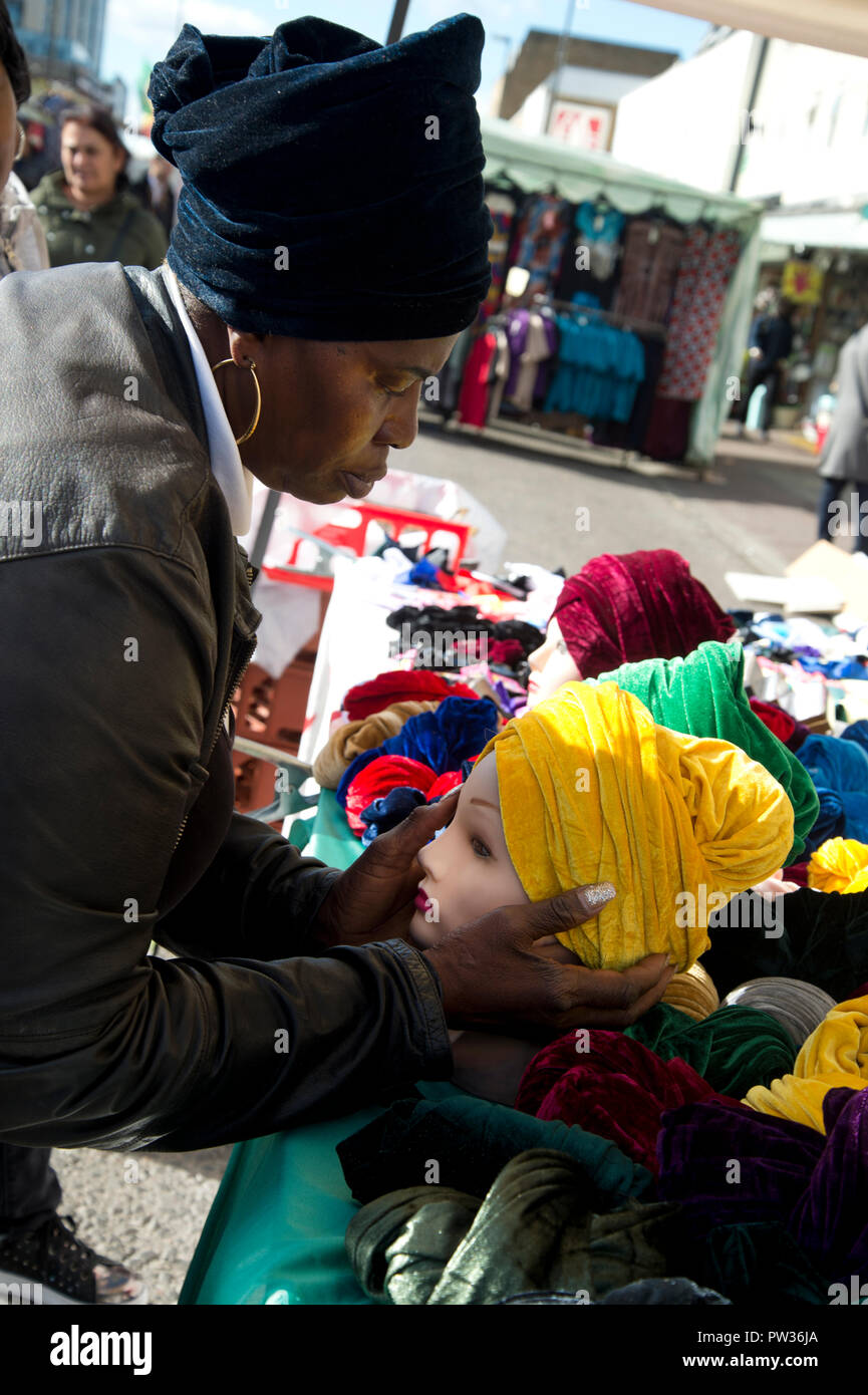 Hackney. Ridley Road market. Philomena du Nigeria, la vente headwraps Banque D'Images