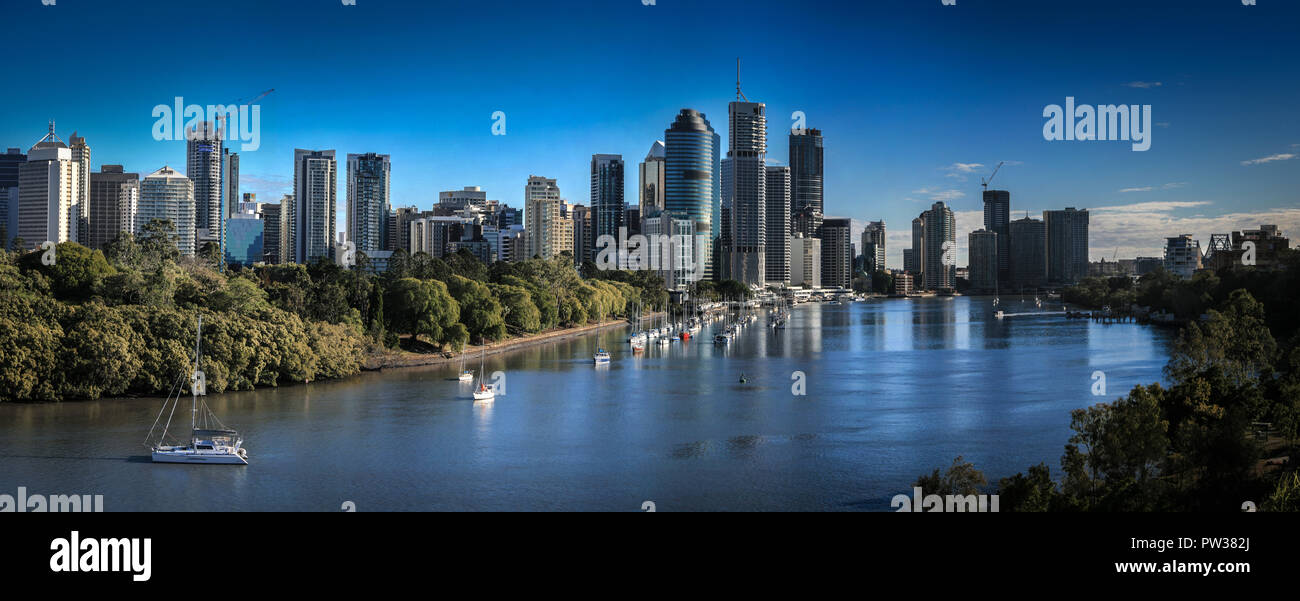 Panorama cousus de Brisbane et rivière avec bateaux disponibles Banque D'Images