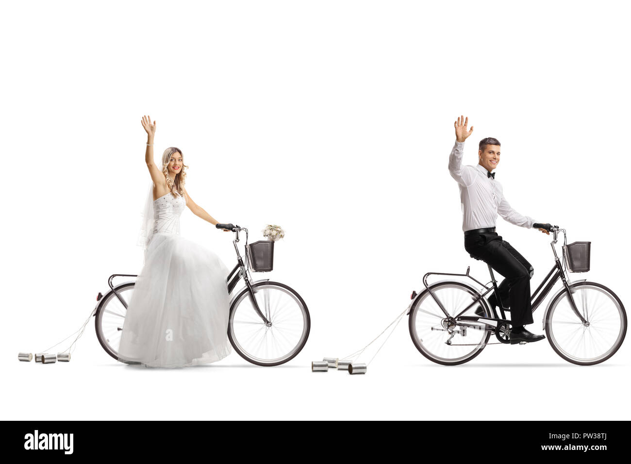 Mariée et un groom riding bicycles et forme isolé sur fond blanc Banque D'Images